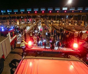   مصر اليوم - سائقون غاضبون يحرقون مركزًا لتحصيل تعريفة المرور في اليونان