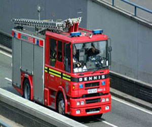   مصر اليوم - الحماية المدنية تدفع بـ15 سيارة إطفاء لمكان سقوط كوبري عزبة النخل