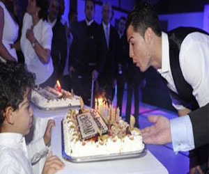   مصر اليوم - رونالدو يحتفل بعيد ميلاده الـ29 وسط نجوم الريال