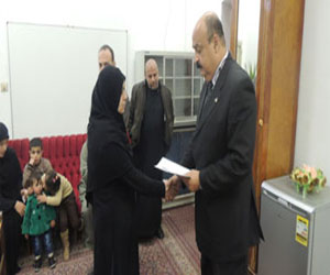   مصر اليوم - أمن الدقهلية يكرم أسرة شهيدي تفجير المديرية