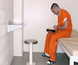   مصر اليوم - سجن بريطاني اعتنق الاسلام هدد بقتل الأمير هاري