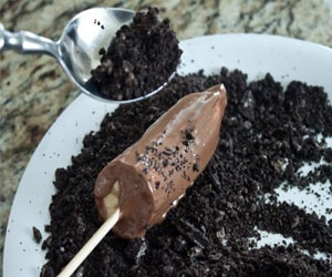 مصر اليوم - الموز المغطي بالشوكولاتة والأوريو