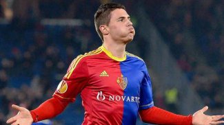   مصر اليوم - مانشستر قد يسرق شار مدافع بازل بعدما طلبتة برشلونة