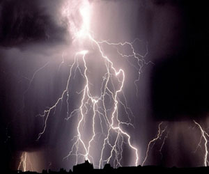   مصر اليوم - قمر خاص لدراسة طبيعة التفريغ البرقي الصواعق