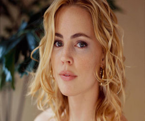   مصر اليوم - الممثلة الأسترالية ميليسا جورج ترزق بصبي