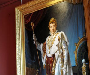   مصر اليوم - كرسي عائد لنابليون ينكسر تحت ثقل موظف