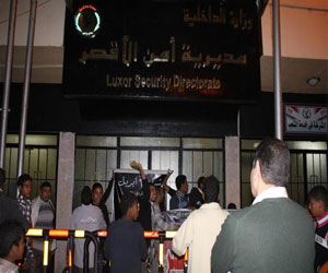 مصر اليوم - حبس شخص أصاب مدير مرور الأقصر بدراجته البخاريَّة