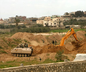   مصر اليوم - الجيش المصري يدمّر عشرة أنفاق بين رفح وقطاع غزّة