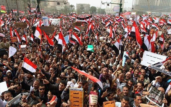   مصر اليوم - ساويرس يُرحِّب بأن يكون الرئيس عسكريًا ويؤكِّد ضرورة مكافحة السيسي للفقر