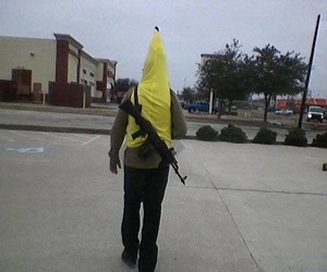 مصر اليوم - رجلاً مسلح يتنكر بزيّ موزة في تكساس