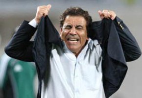   مصر اليوم - فوزي البنزرتي يطرد مساعده ومدرب الحراس من المباريات