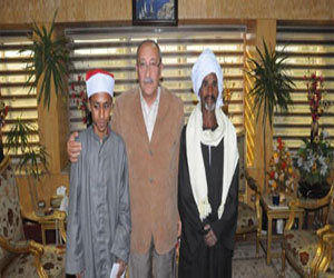   مصر اليوم - محافظ أسوان يكرم طالب كفيف أول الجمهورية في حفظ القرآن