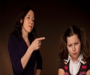 مصر اليوم - طرق تعامل الأب مع خلافات الأم والابنة