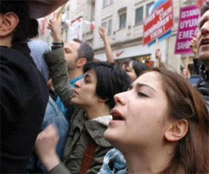 مصر اليوم - محكمة تركيَّة تقضي بسجن 17 متظاهرًا بتهمة إهانة رئيس الوزراء