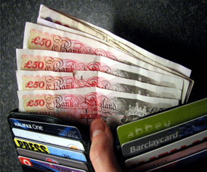   مصر اليوم - عثر بريطاني على محفظة مليئة بالمال وسلمها للشرطة