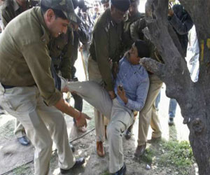   مصر اليوم - رزاز الفلفل وسيلة برلماني هندي للاحتجاج على زملائه