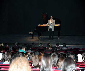   مصر اليوم - طلاب آلة البيانو في المعهد العالي للموسيقى على مسرح الحمراء