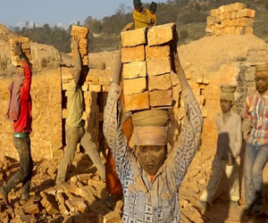 مصر اليوم - الإندبندنت ترصد ظاهرة عمالة الأطفال في نيبال