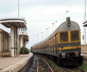 مصر اليوم - مقتل شخص أسفل عجلات قطار أبو قير في الإسكندرية