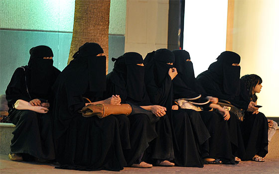   مصر اليوم - المرأة السعوديَّة تنتظر نظام الانتخابات الجديد لتحديد دورها ومكانتها في دورة 2015