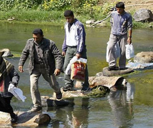 مصر اليوم - وصول 12 مصابًا سوريًا أثناء فرارهم من سوريا إلى الأردن