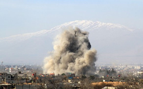   مصر اليوم - الطيران السوريّ يقصف بالبراميل المُتفجرة بلدتي صيدا والنعيمة في درعا