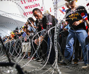   مصر اليوم - الشرطة التايلاندية تزيل حاجزاً أمام موقع للاحتجاج قرب مبنى الحكومة ولا اشتباكات