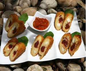 مصر اليوم - أصابع البطاطس المحشوّة بالسجق والجبن الأبيض