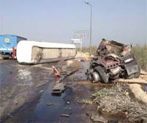 مصر اليوم - انقلاب سيارة مُحمّلة بـ40 طنًا من البنزين على طريق سفاجا القصير