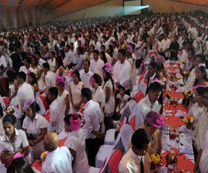   مصر اليوم - الفيليبينيون يقعون في الغرام  والمياه في عيد العشاق