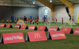   مصر اليوم - شركة ماكدونالدز ترعي  برشلونة لمدة 10ىسنوات