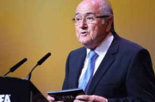 مصر اليوم - بلاتر يجرى حوار مع عشاق الساحرة المستديرة