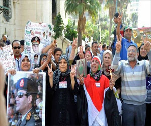   مصر اليوم - أنصار السيسي يتظاهرون وسط الإسكندريّة