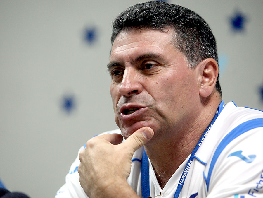 مصر اليوم - كاظمة الكويتي يجدد عقد فرناندو