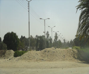   مصر اليوم - أهالي الطود يضعون ساترًا ترابيًا أمام المدينة الشبابيّة في الأقصر