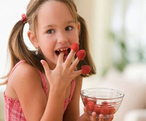 مصر اليوم - تناول الأطفال الطعام بأصابعهم يحد من بدانتهم