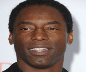   مصر اليوم - النجم الأميركي أيزيا واشنطن ومونيك عائلة