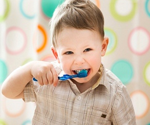   مصر اليوم - أطباء الاسنان يوصون بإستخدام معجون الاسنان بالفلوريد للاطفال بدءًا من عامهم الثاني