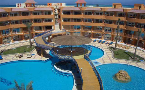   مصر اليوم - منتجع الواحة في الغردقة يجذب السيّاح بطبيعته الساحرة