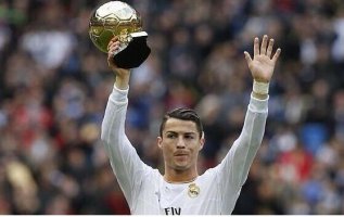   مصر اليوم - كرستيانو يستغل فترة الايقاف بالسفر الي ماديرا