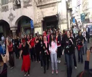   مصر اليوم - فتيات يُدعِّمن قضيَّة العنف ضد المرأة بالرَّقص في الكُوربة