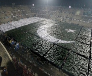 مصر اليوم - 29 ألف باكستانى يشكلون أطول علم وطنى فى العالم