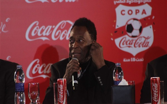   مصر اليوم - الجوهرة السّوداء بيليه يتسلَّم رأس نفرتيتي هديَّة الأولمبياد الخاصّ