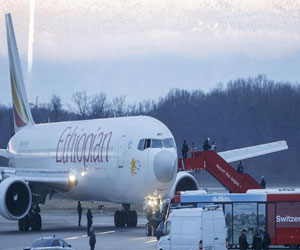   مصر اليوم - الطائرة الأثيوبية المختطفة لم تطلب الهبوط في مصر