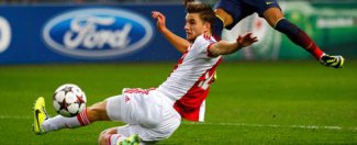   مصر اليوم - ميلان يشعل الصراع على ضم مدافع أياكس