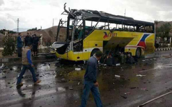   مصر اليوم - الطِّب الشَّرعي يكشف أنَّ انتحاري ارتدى حزامًا ناسفًا وراء تفجير حافلة طابا