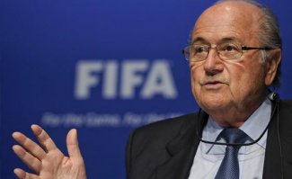   مصر اليوم - بلاتر يمتدح الإمارات بسبب تنظيم مونديال الناشئين 2013