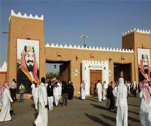   مصر اليوم - صور الملوك تستوقف مدرسًا بريطانيًا في جناح واس بالجنادرية