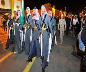   مصر اليوم - الفرق الشعبية تتجول في أرض الجنادرية وتصنع السعادة لزائريه