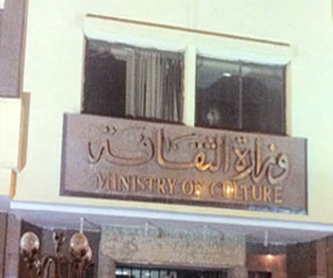   مصر اليوم - موظَّفو الثقافة يتظاهرون أمام الوزارة للمطالبة بإقالة عرب